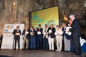Entrega homenaje a fundadores de AEHCOS