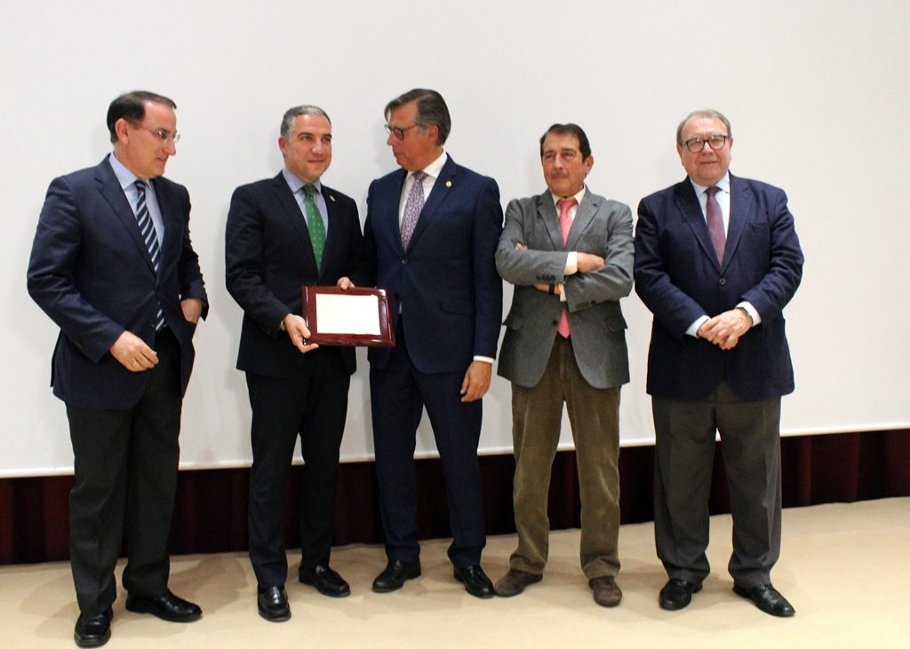 Entrega Placa a Elias Bendodo