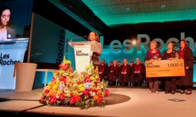María Morán, biologa de ProDunas Marbella, agradeciendo a Les Roches la mención recibida y la donación.