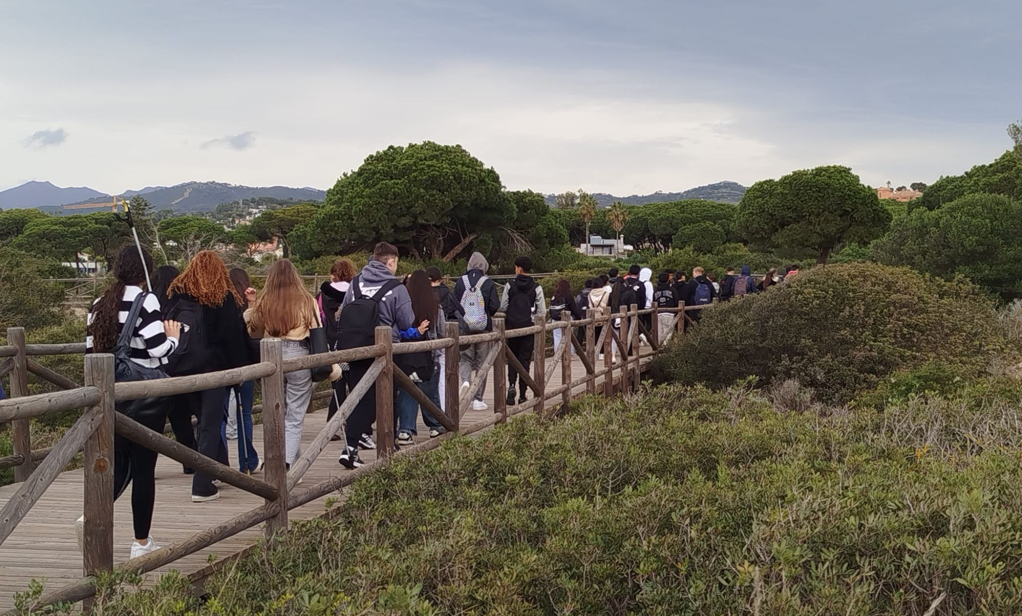 Escolares durante la visita y actuaciones en la Duna de Marbella Escolares durante la visita y actuaciones en la Duna de Marbella